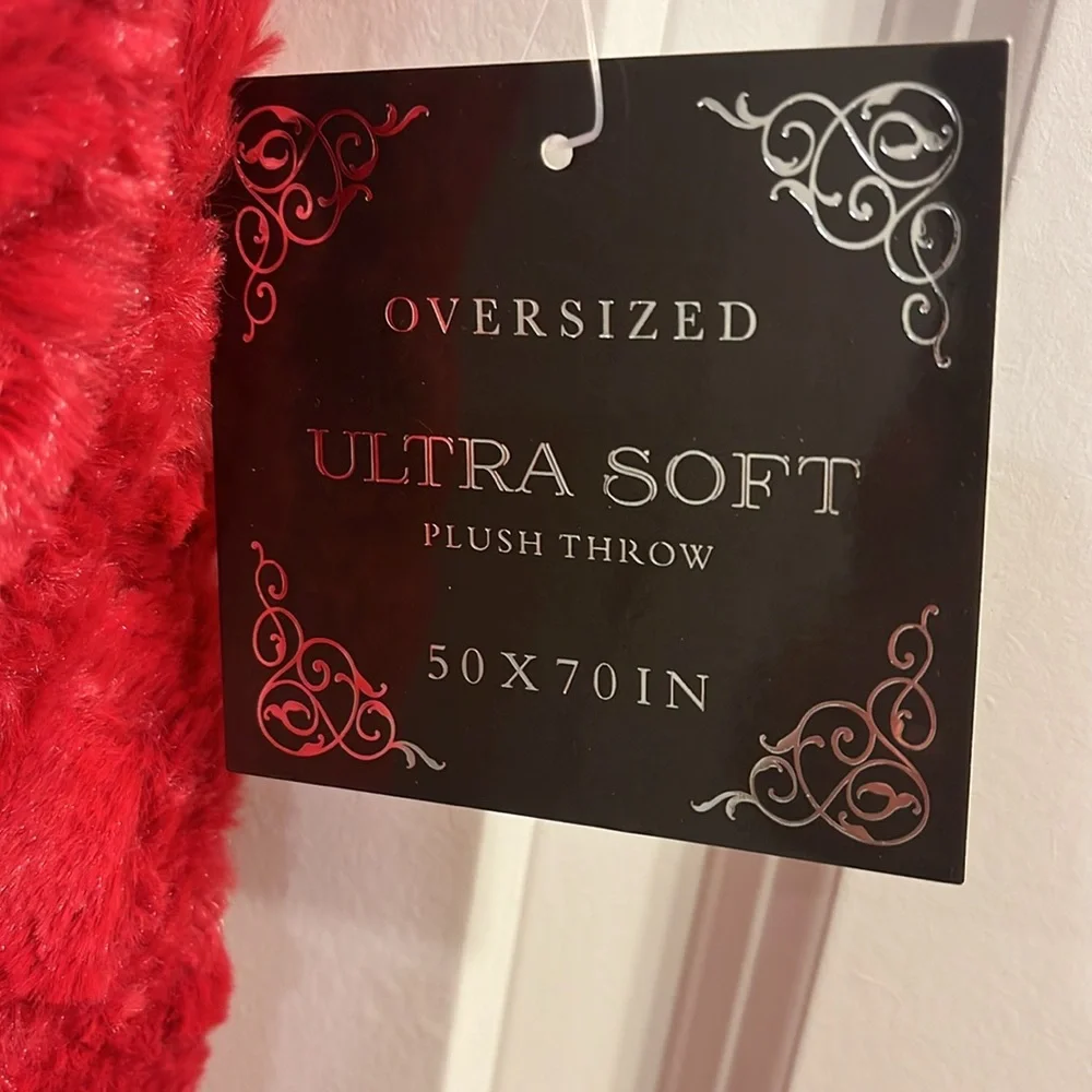 Gilmore Oversized Ultra Soft Plush Throw Blanket 50”x70” red holiday polyester